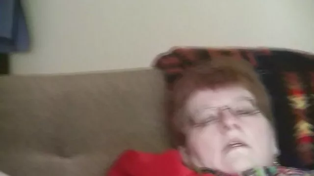 Blonde aux cheveux filandreux gorge profonde une bite dure et épaisse sur le meilleur site porno francais gratuit lit