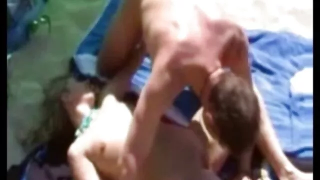 Asiatique bureau fille trio film porno complete