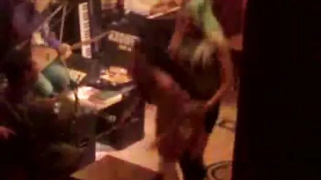 Emilianna, grande et sexy, joue avec un porno film complet vf jouet