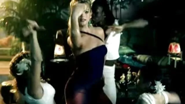 La porno complet vf fille fait l'expérience d'une nouvelle machine sexuelle pour la masturbation.