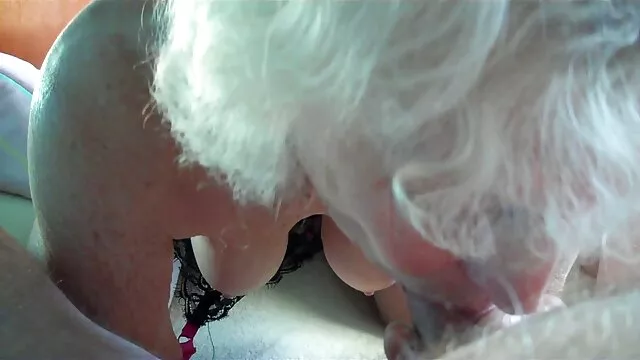 Une brune sexy suce porno version français ses mésanges blondes