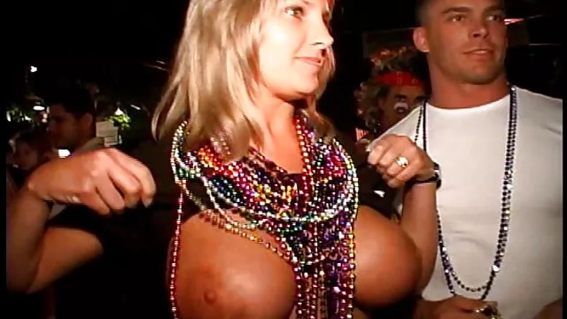 Branler une démo sur un gode. JOI film porno lesbienne français